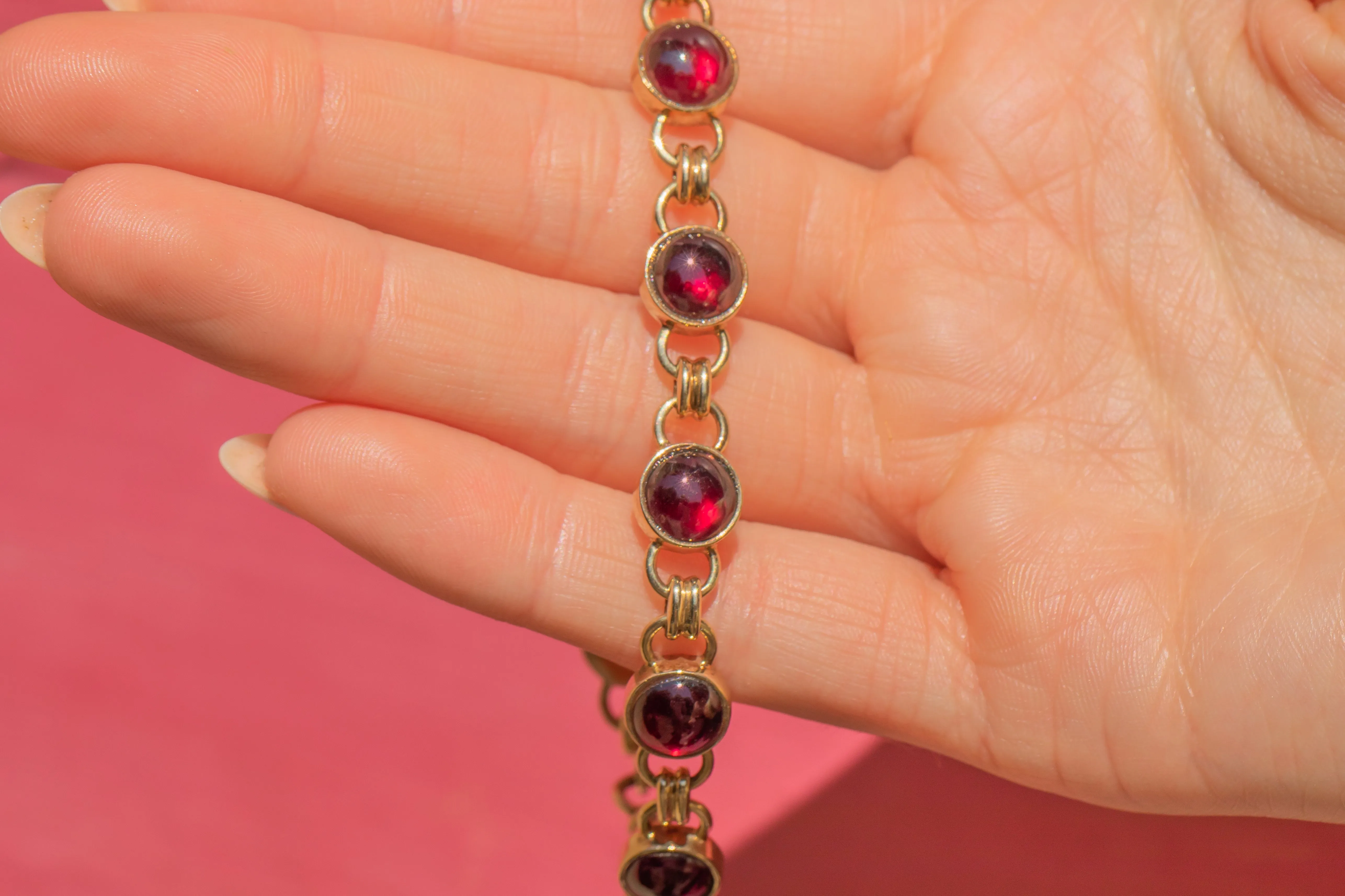 9ct Gold Garnet Cabochon Bracelet, 17.00ct