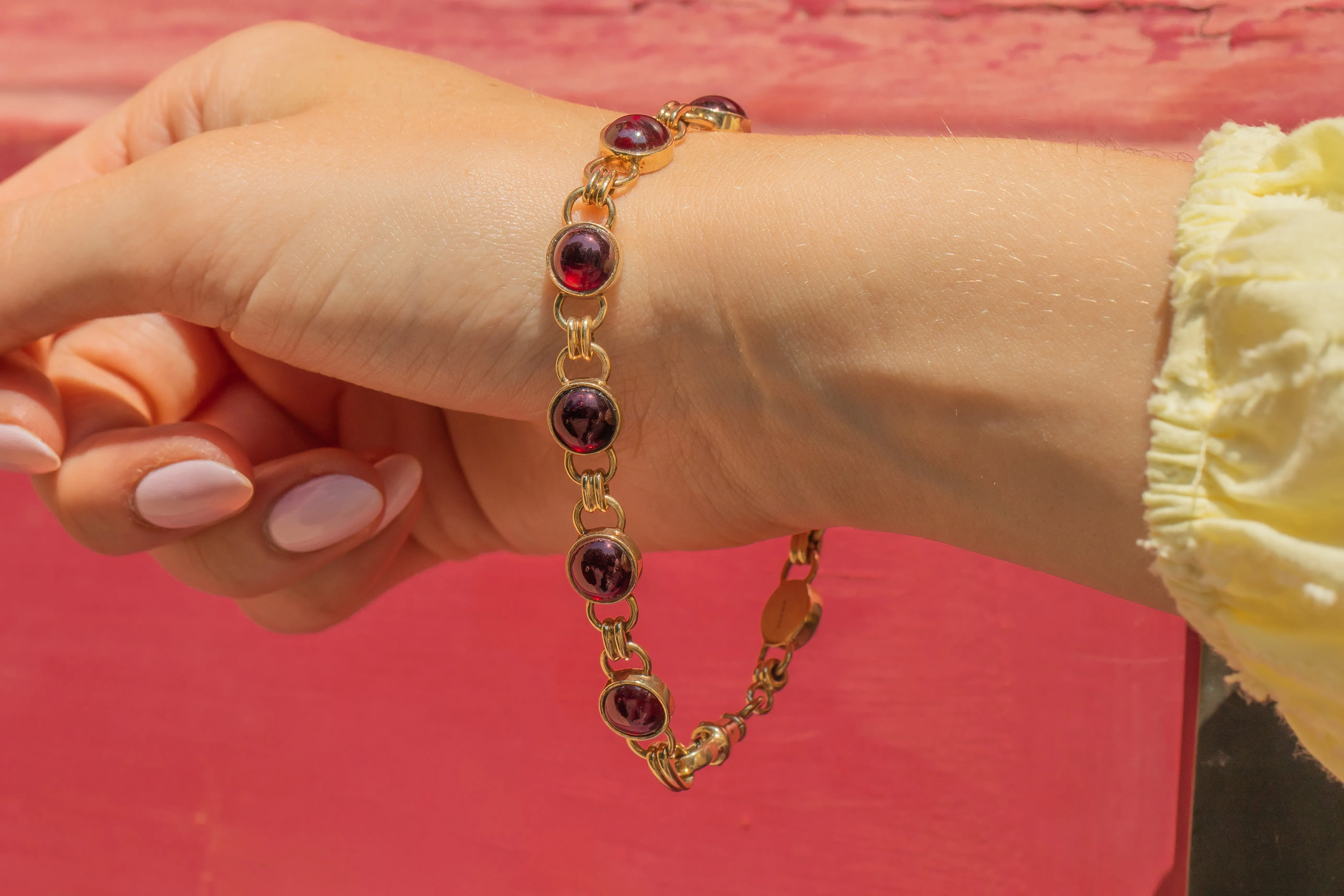 9ct Gold Garnet Cabochon Bracelet, 17.00ct