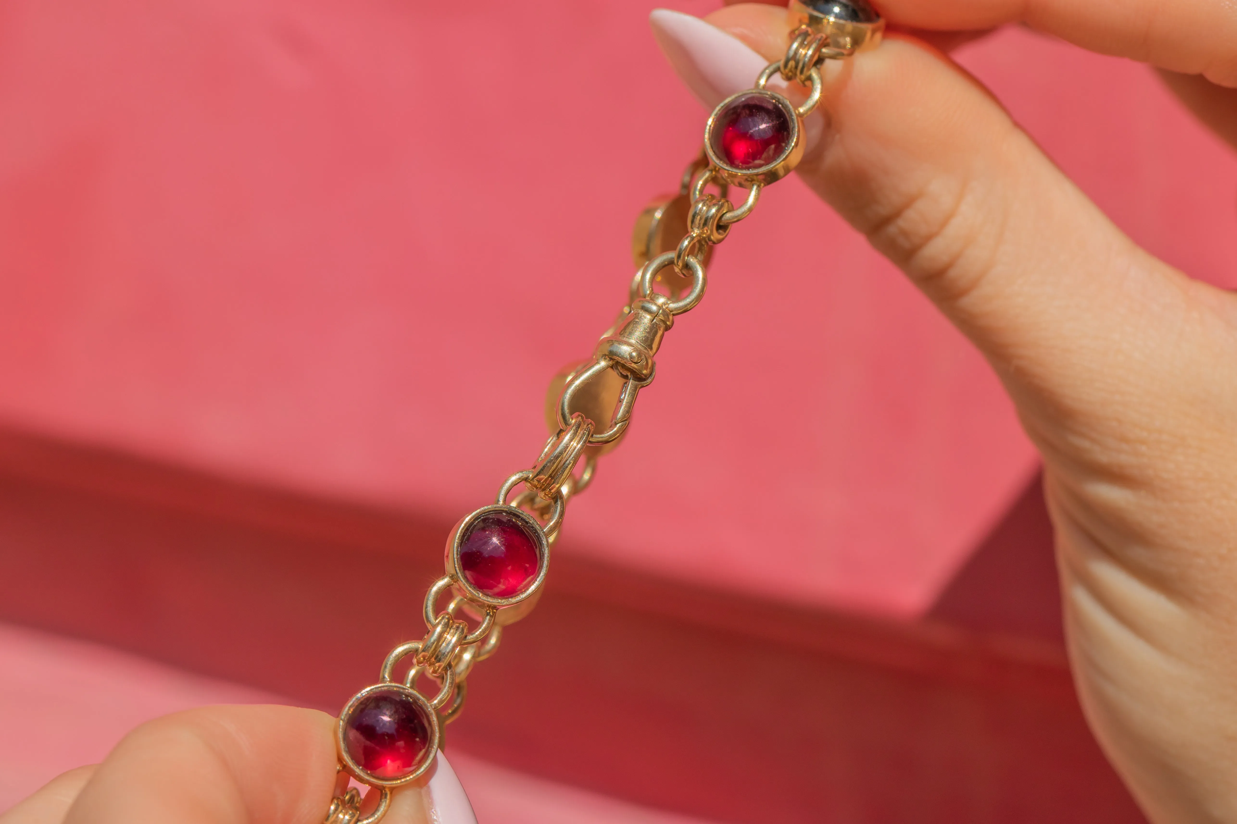 9ct Gold Garnet Cabochon Bracelet, 17.00ct