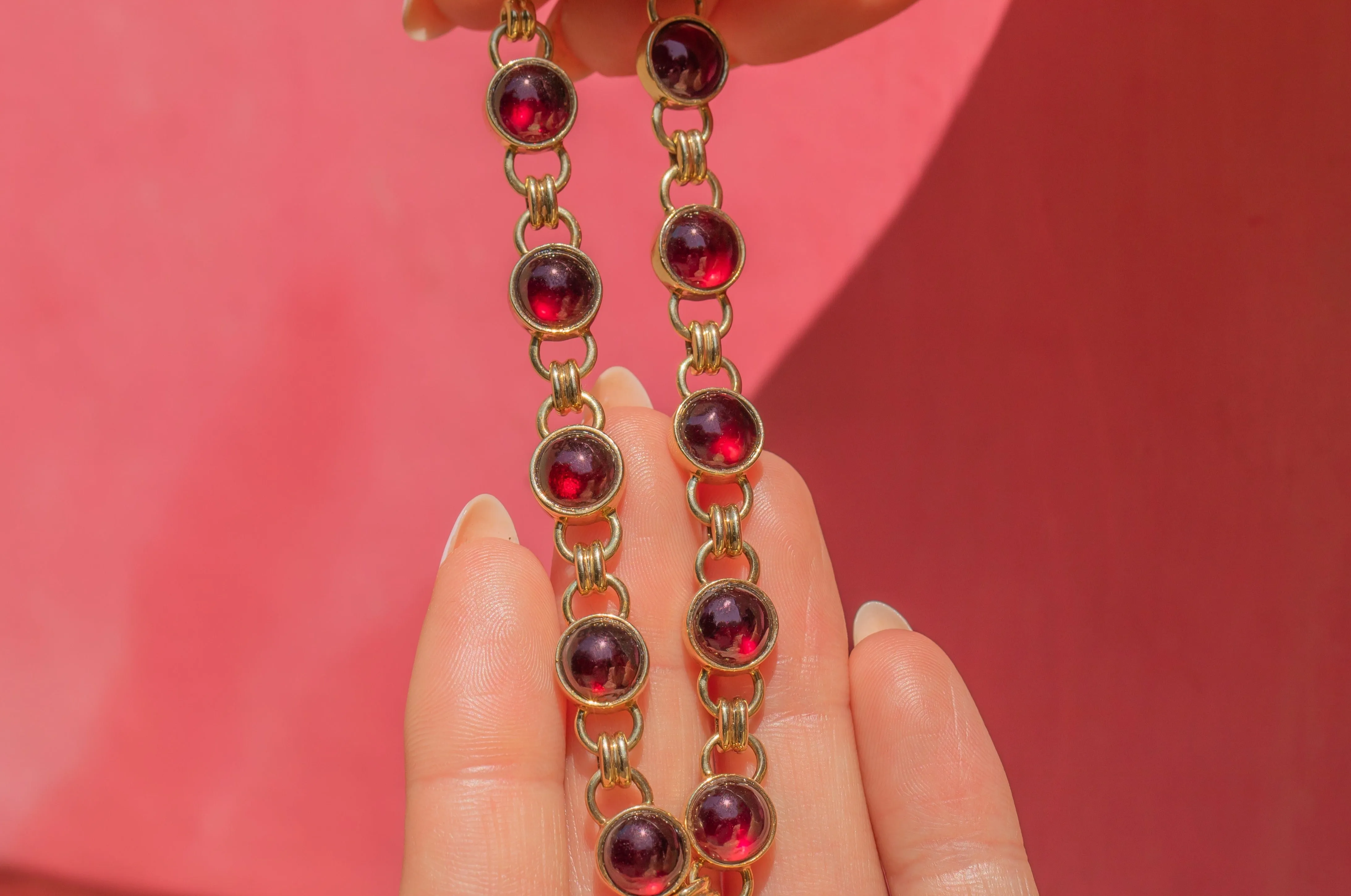 9ct Gold Garnet Cabochon Bracelet, 17.00ct