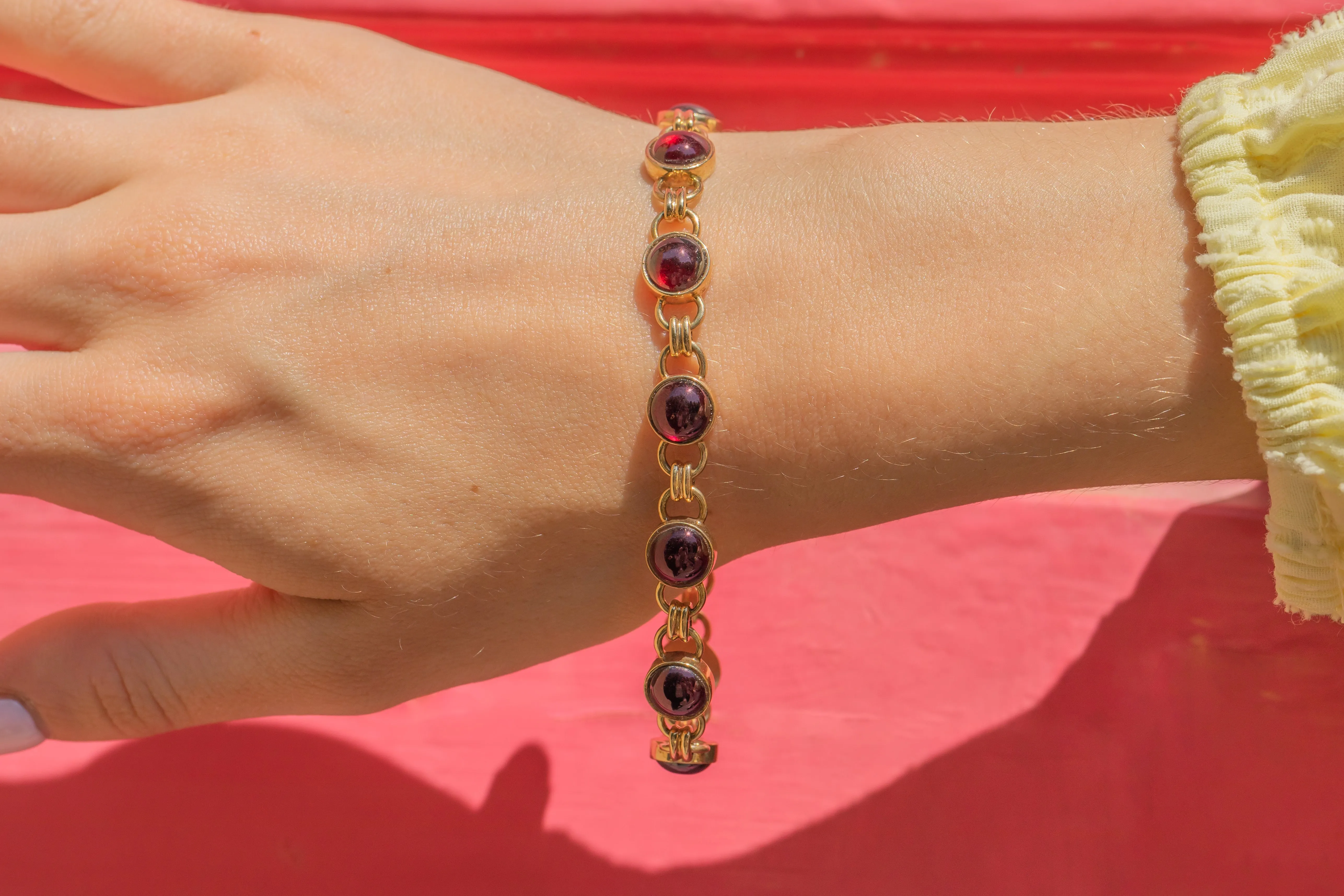 9ct Gold Garnet Cabochon Bracelet, 17.00ct