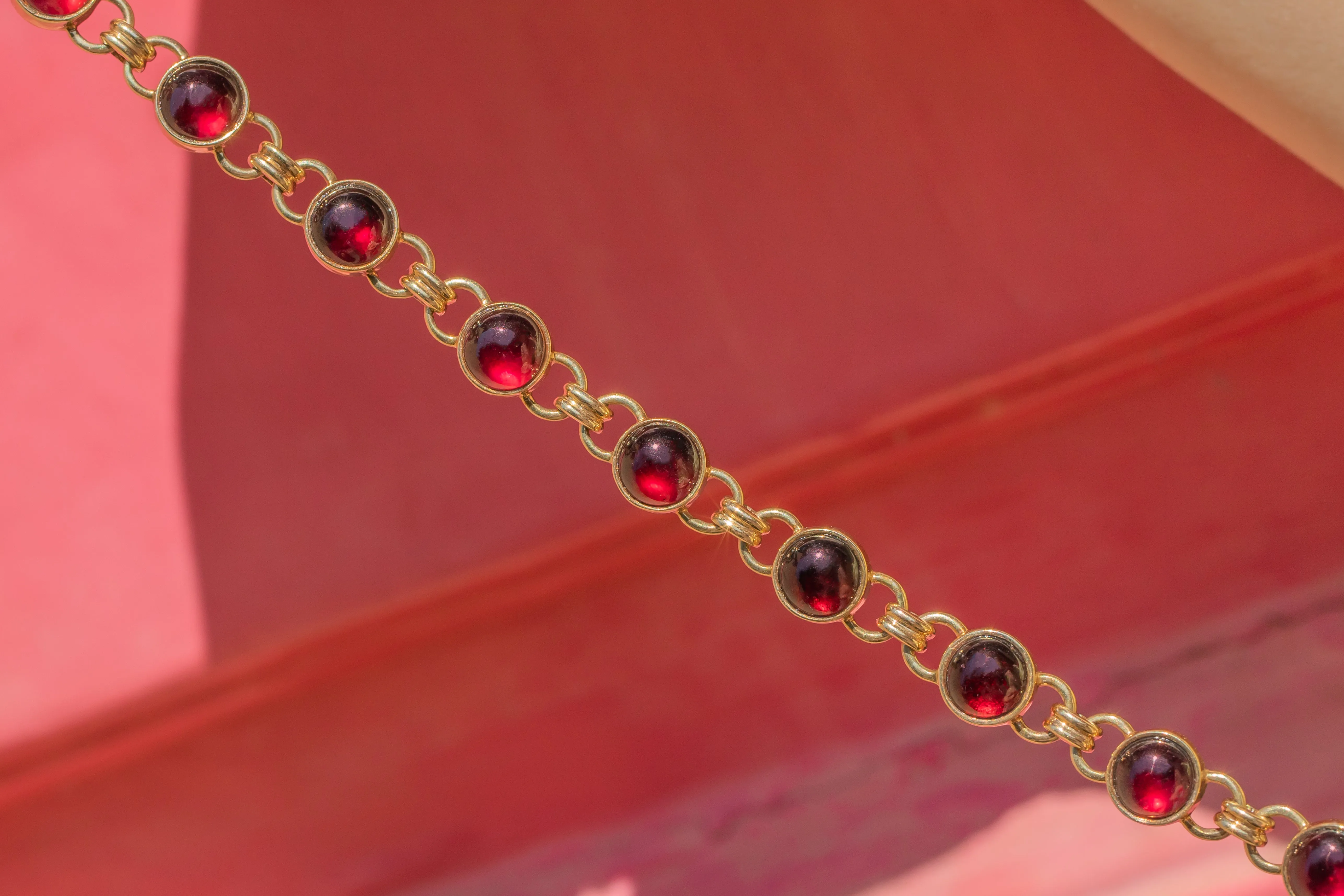 9ct Gold Garnet Cabochon Bracelet, 17.00ct