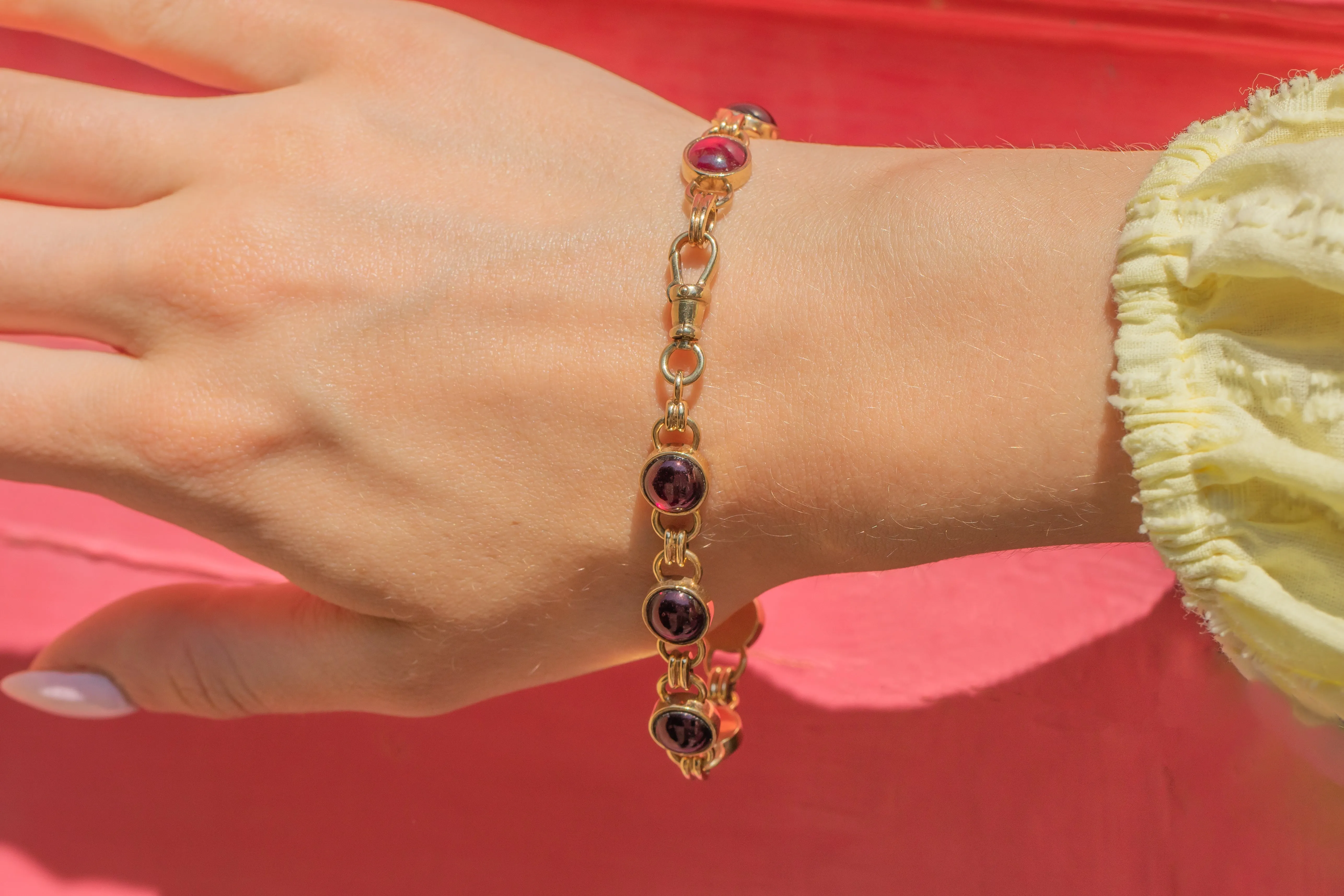 9ct Gold Garnet Cabochon Bracelet, 17.00ct